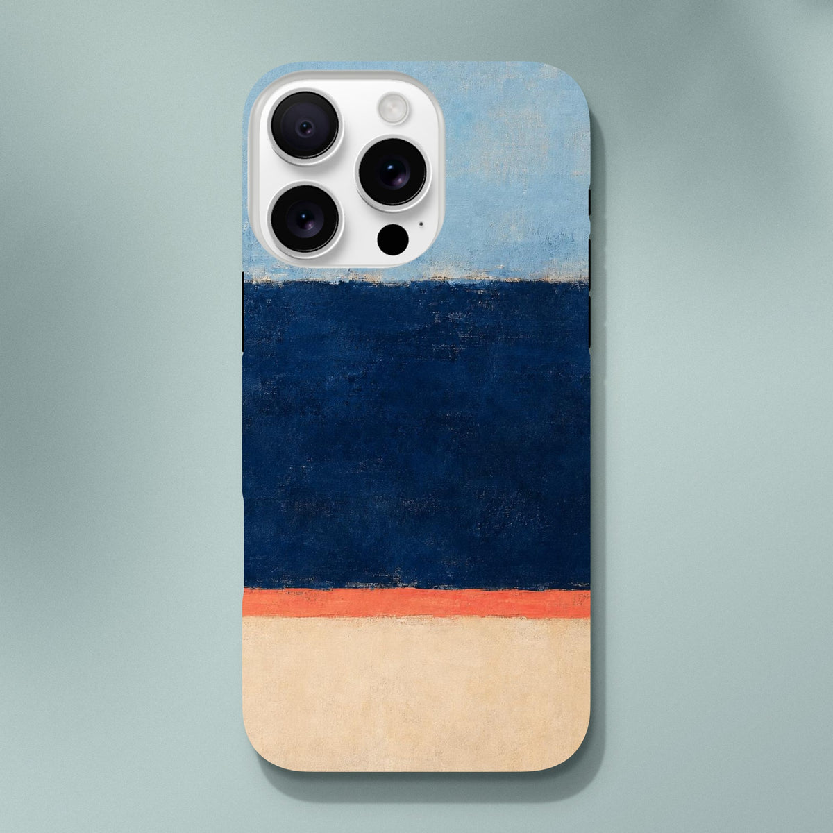 Coque iPhone Bleu profond, larges bandes bleu ciel, bleu marine et crème séparées par une ligne corail.