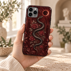 Serpent botanique — Burgundy Rose — coque tenue en main dans un intérieur lumineux