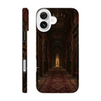 Coque iPhone The Silent Corridor, illustration de lieu hanté à l’atmosphère gothique.