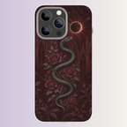 Coque iPhone Serpent botanique, illustration de serpent et motifs floraux d’inspiration gothique.