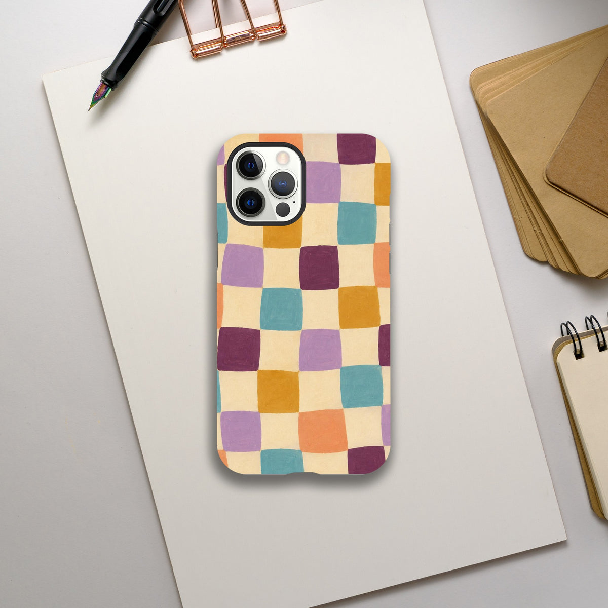 Coque iPhone Damier en couleurs, carreaux crème, jaunes, turquoise et violets.