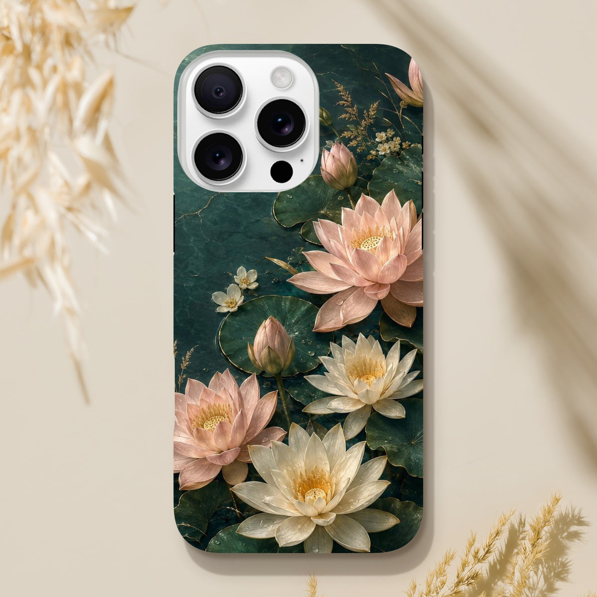 Coque iPhone Jardin de lotus, fleurs roses et ivoire sur fond vert jade.