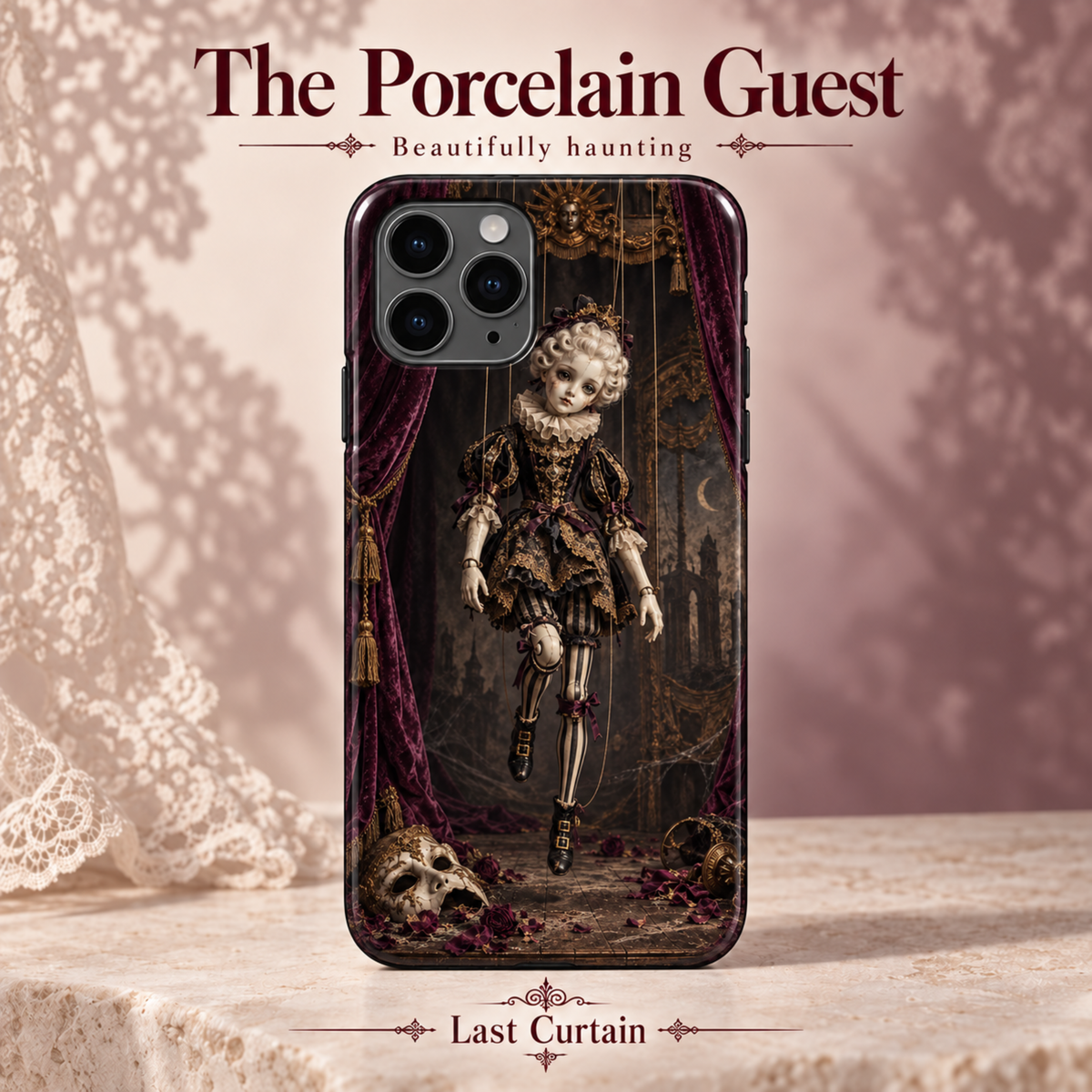 Coque iPhone The Porcelain Guest — Last Curtain, marionnette ancienne sur une scène de théâtre.