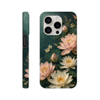 Coque iPhone Jardin de lotus, fleurs roses et ivoire sur fond vert jade.