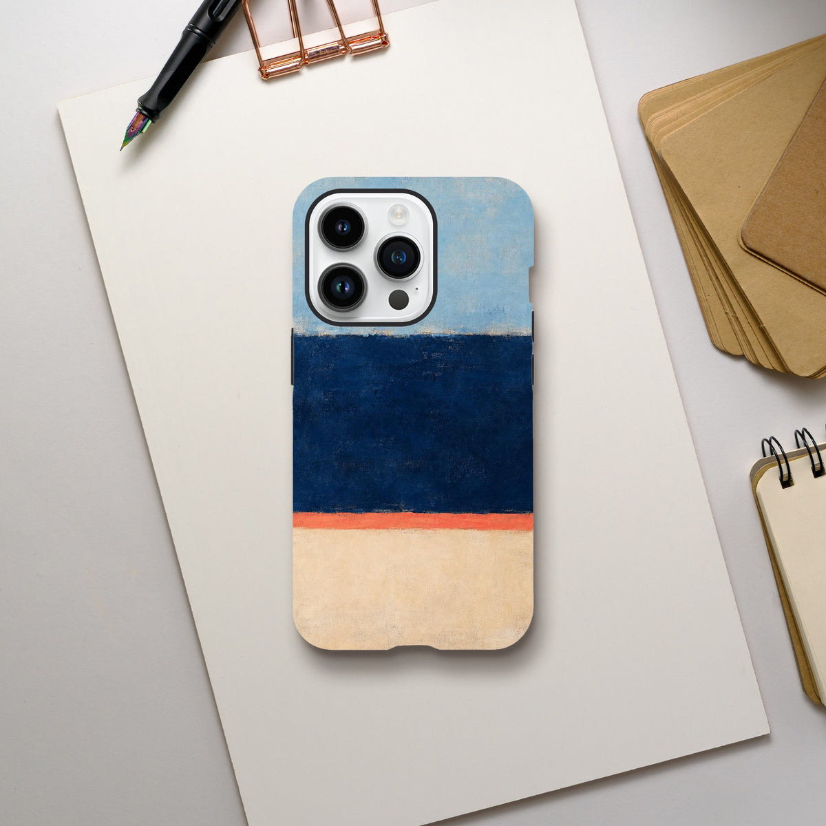 Coque iPhone Bleu profond, larges bandes bleu ciel, bleu marine et crème séparées par une ligne corail.