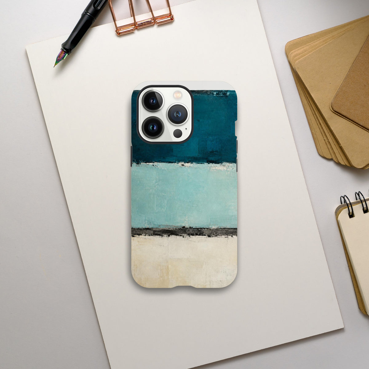Coque iPhone Bleu canard, bandes peintes bleu pétrole, turquoise clair et crème.