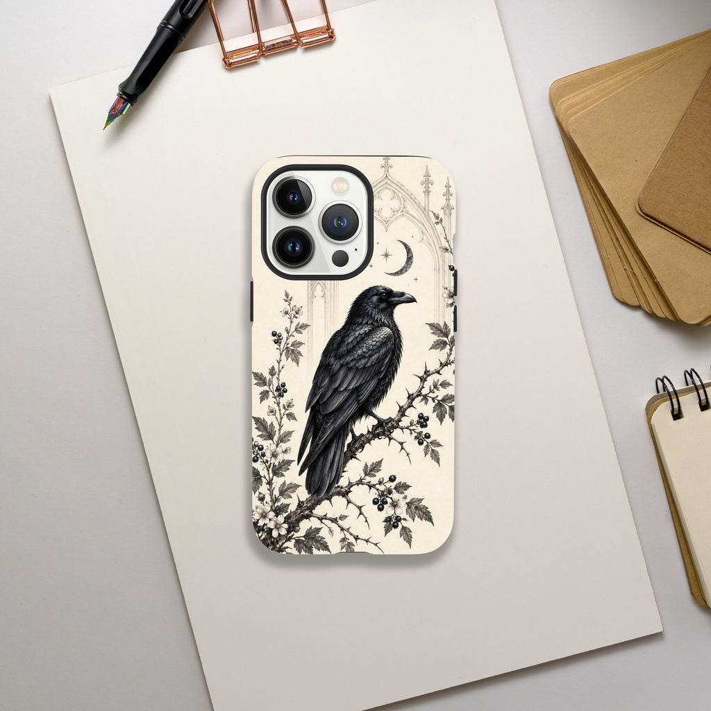 Coque iPhone Corbeau & Lune, illustration gothique de corbeau avec des motifs lunaires et botaniques.