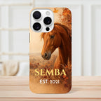 Coque iPhone personnalisée Cheval d’automne, portrait de cheval alezan entouré de feuillages orangés.