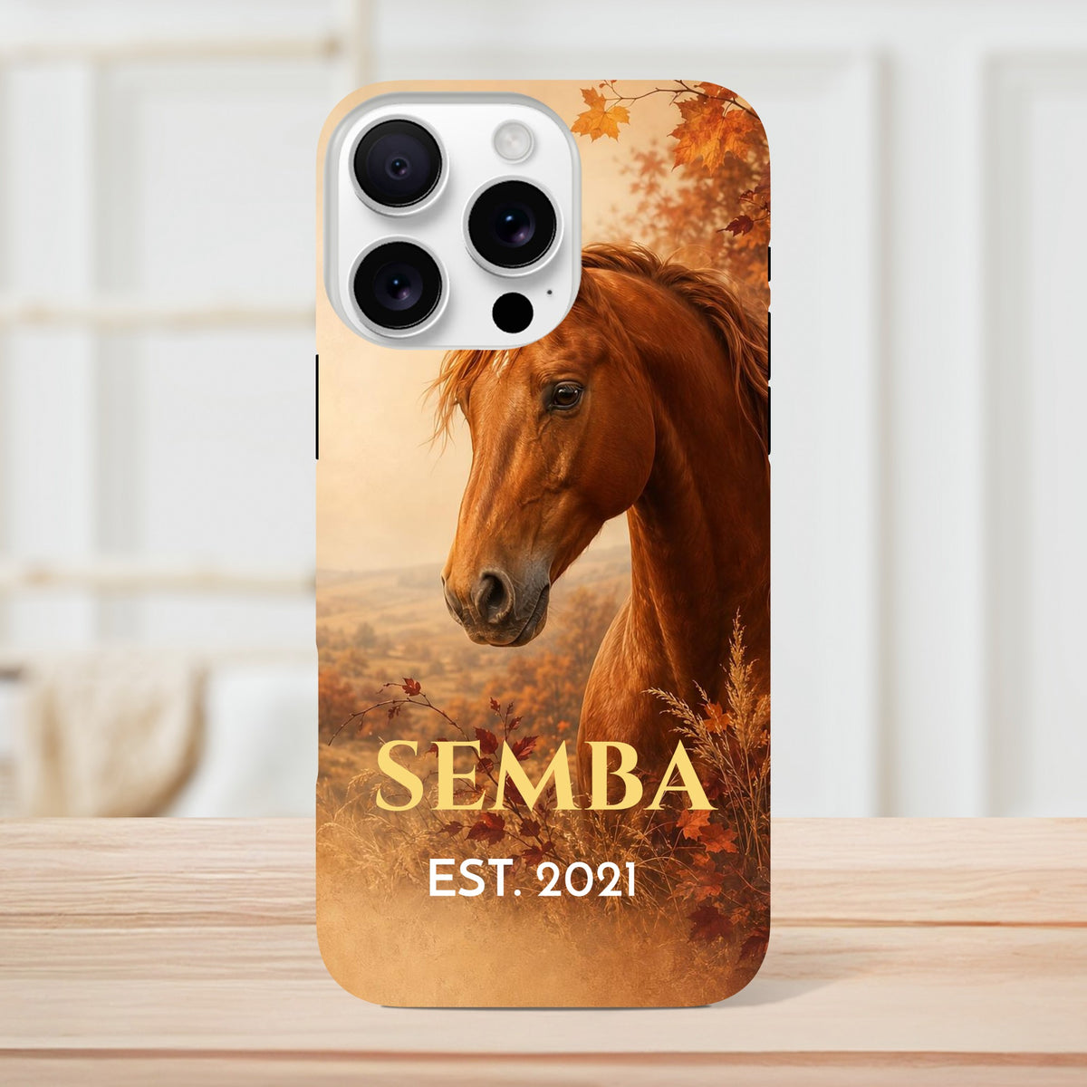 Coque iPhone personnalisée Cheval d’automne, portrait de cheval alezan entouré de feuillages orangés.