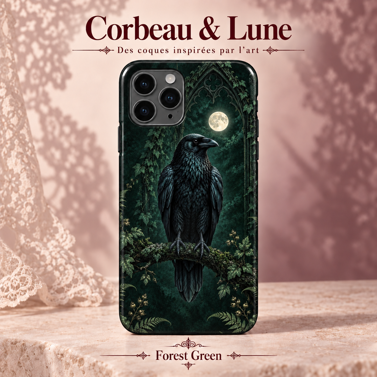 Corbeau & Lune — Forest Green — coque illustrée sur fond rose poudré et dentelle