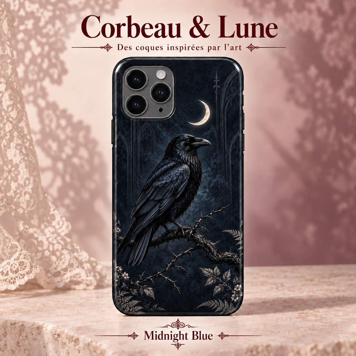 Corbeau & Lune — Midnight Blue — coque illustrée sur fond rose poudré et dentelle