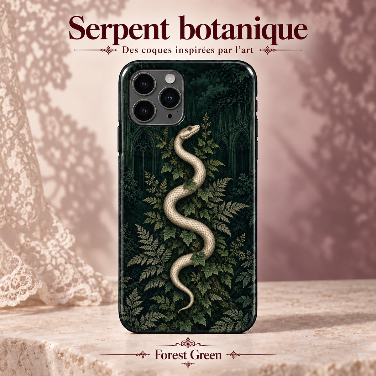 Serpent botanique — Forest Green — coque illustrée sur fond rose poudré et dentelle