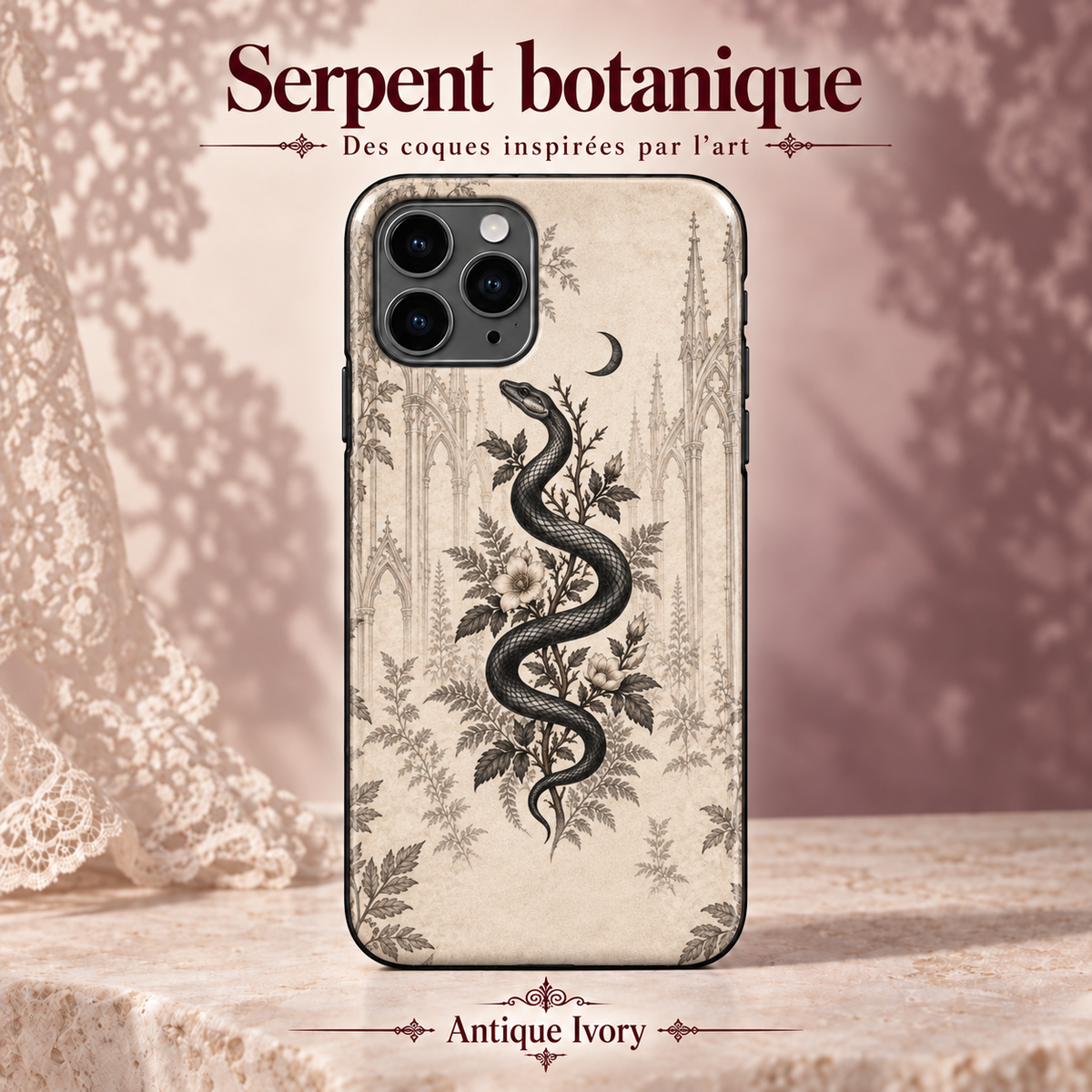 Serpent botanique — Antique Ivory — coque illustrée sur fond rose poudré et dentelle