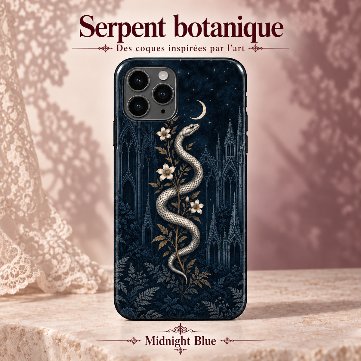 Serpent botanique — Midnight Blue — coque illustrée sur fond rose poudré et dentelle