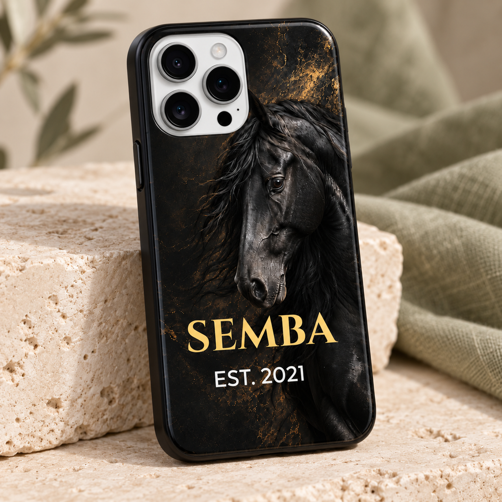 Vue rapprochée de la coque cheval noir SEMBA et de ses contours, sur pierre naturelle.