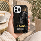 Coque personnalisée avec portrait de cheval noir et prénom SEMBA, tenue en main à une terrasse.
