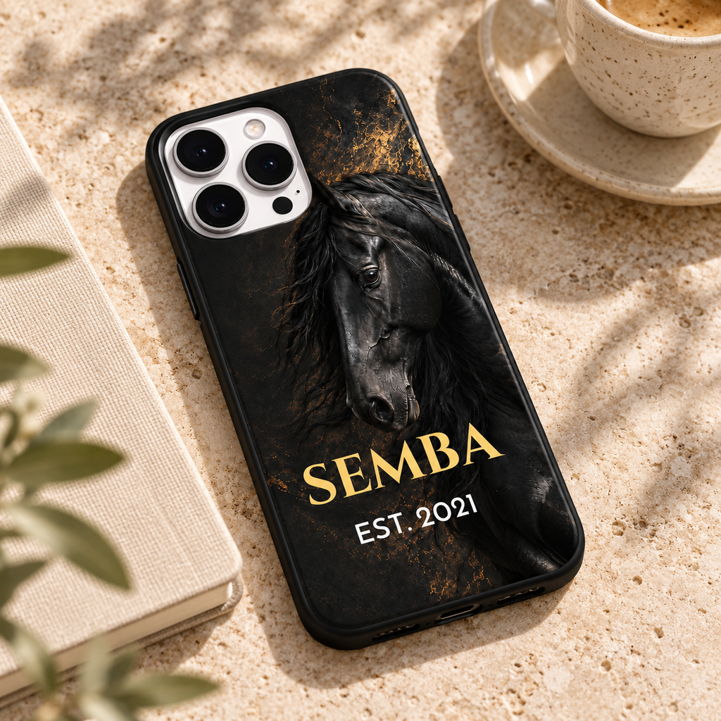 Coque cheval noir SEMBA posée sur une table en pierre claire, près d’un carnet et d’un café.