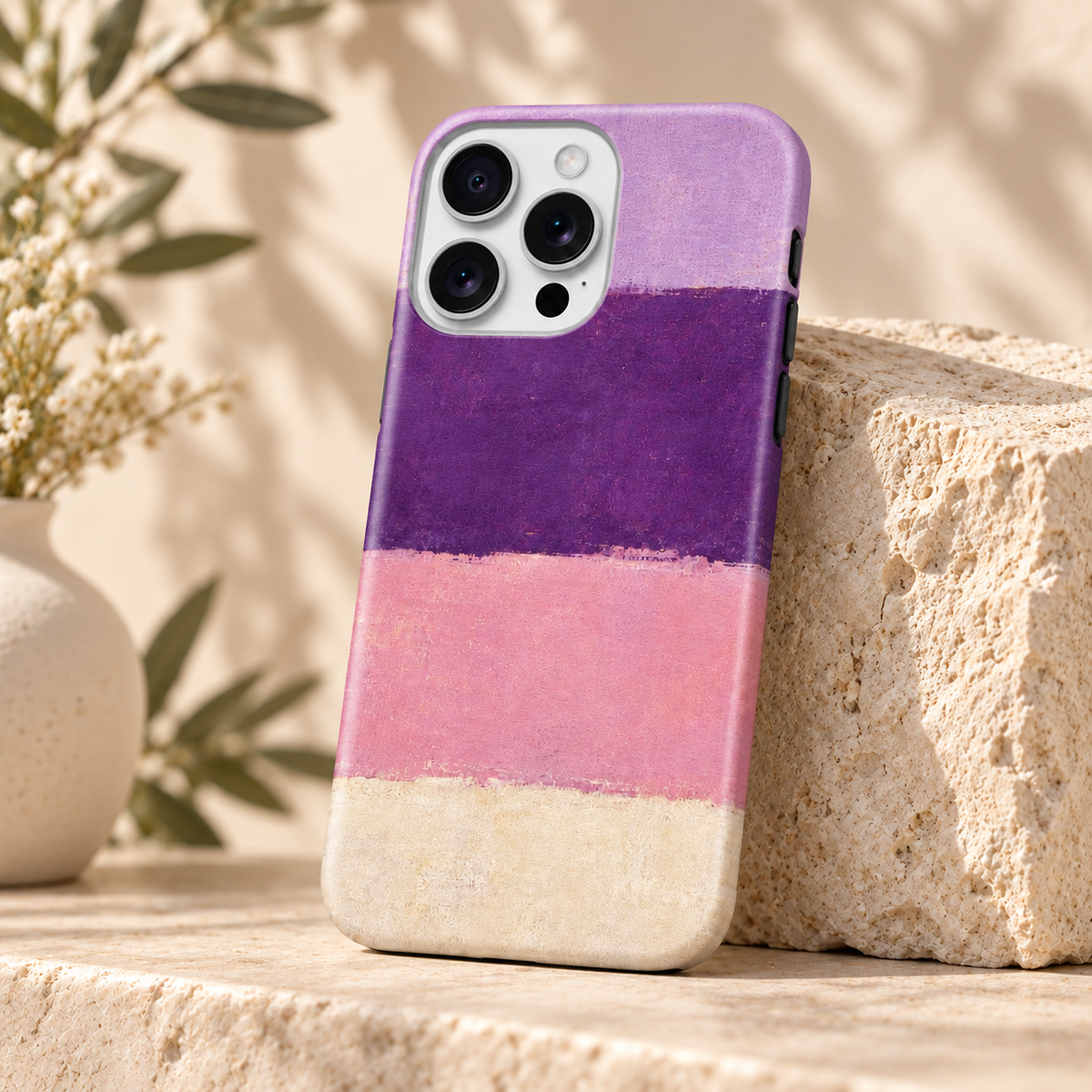 Vue de trois quarts de la coque Nuances pastel et de son motif abstrait imprimé.