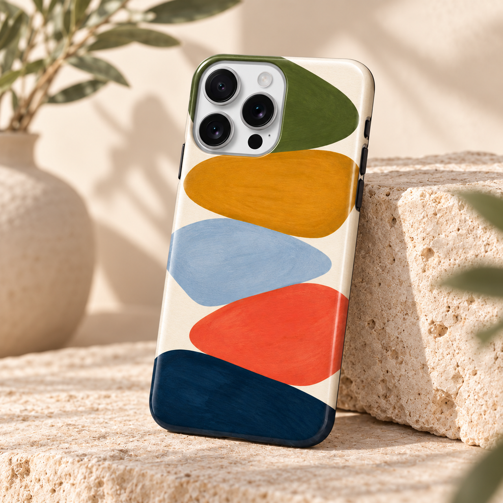 Vue de trois quarts de la coque Géométrie en couleurs et de son motif abstrait imprimé.