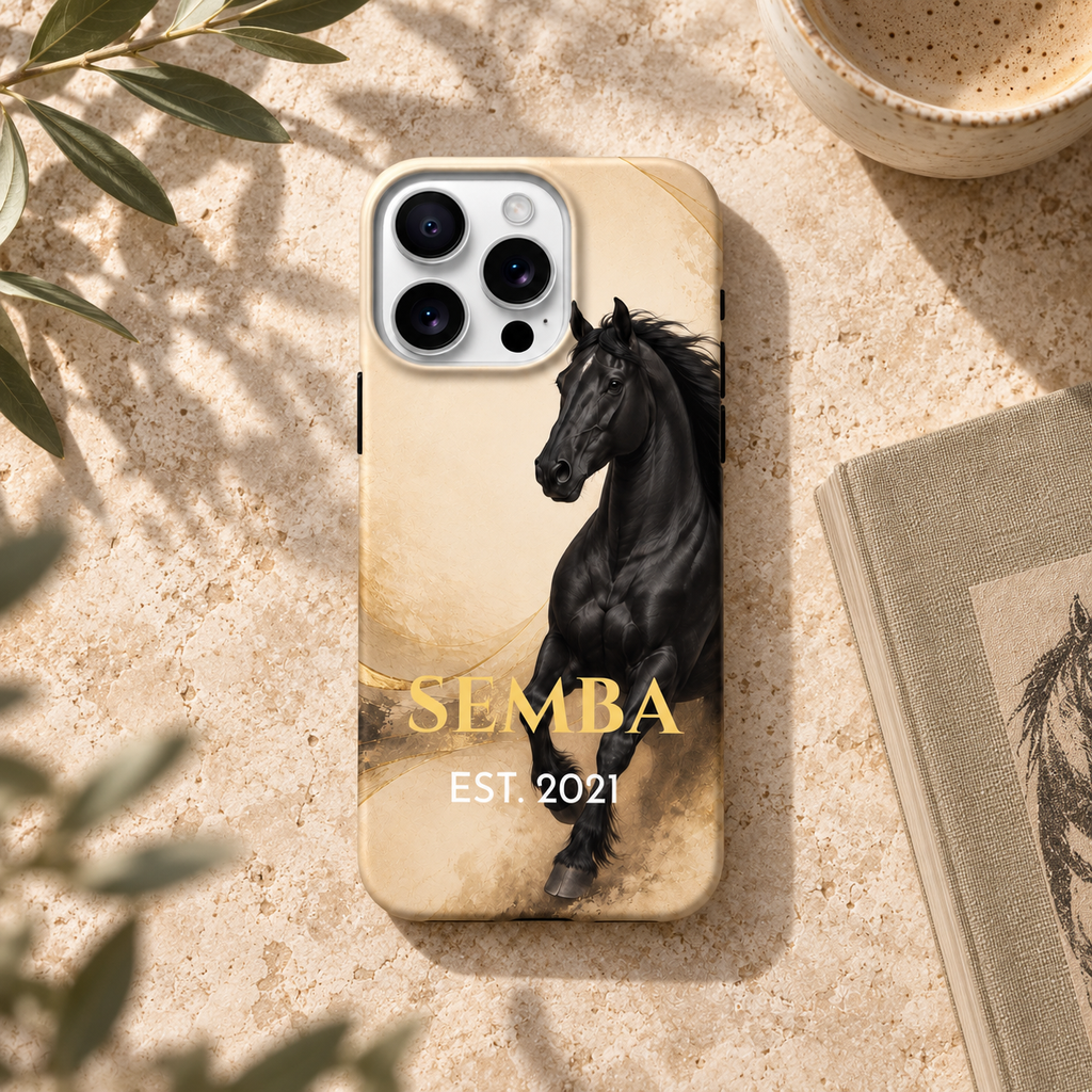 Coque cheval doré SEMBA posée sur une table en pierre, avec un livre et une tasse.