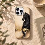 Coque cheval doré SEMBA posée sur une table en pierre, avec un livre et une tasse.