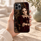 Coque Velvet Key tenue en main, illustration de poupée victorienne en robe bordeaux avec clé, décor naturel crème.