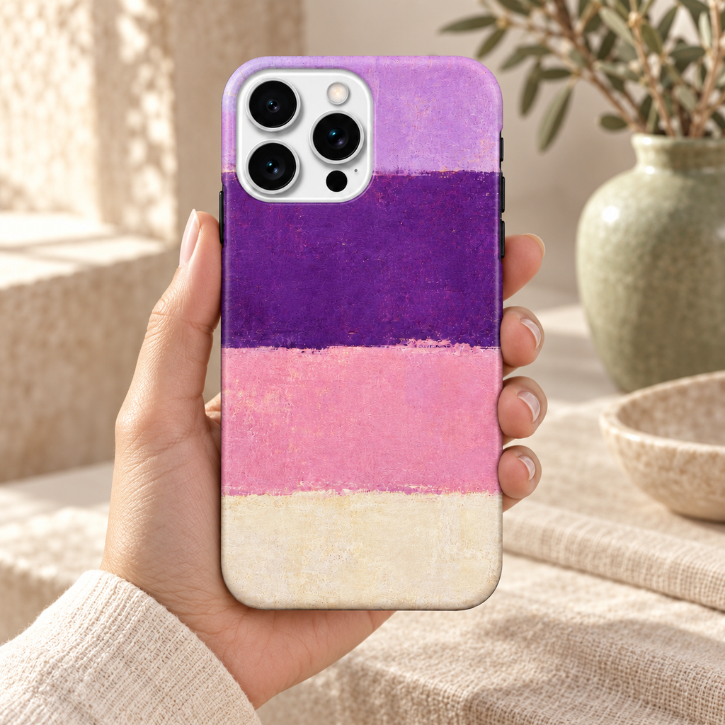 Coque Rose et Lavande tenue en main, motif abstrait imprimé dans un décor naturel crème et sauge.