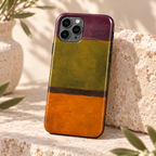 Vue de trois quarts de la coque Olive & Orange et de son motif abstrait imprimé.
