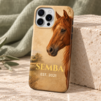 Vue rapprochée de trois quarts de la coque SEMBA au portrait de cheval alezan.