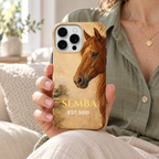 Coque personnalisée SEMBA avec portrait de cheval alezan sur fond beige, tenue en main.