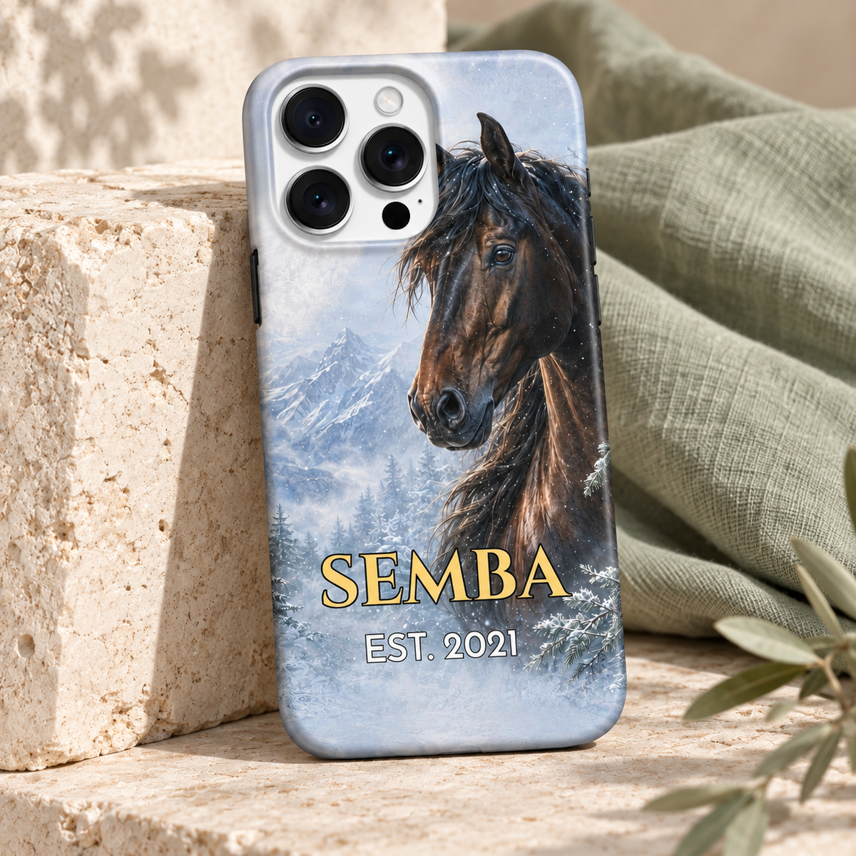 Vue de trois quarts de la coque cheval d’hiver SEMBA et de son motif bleu glacé.