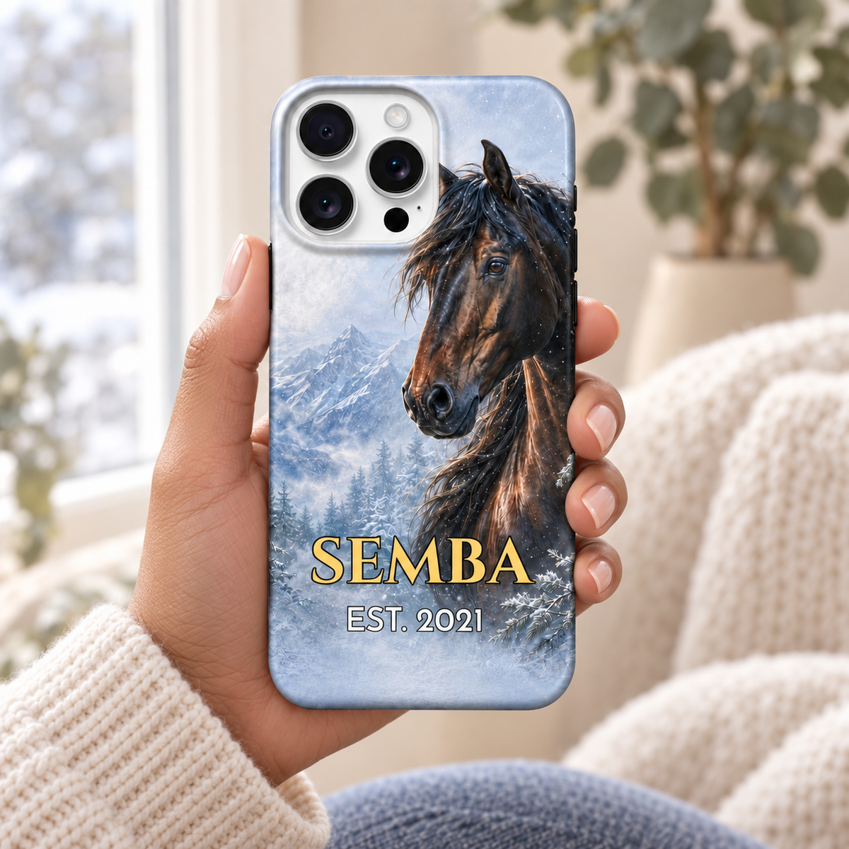Coque cheval d’hiver SEMBA, portrait équestre et montagnes enneigées, tenue en main.
