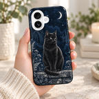 Chat noir & Lune — Nuit argentée — coque tenue en main dans un intérieur lumineux