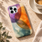 Coque Aquarelle vibrante posée sur une table en pierre naturelle à côté d’un café.
