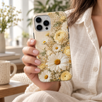 Coque Botanique jaune à fleurs imprimées, tenue en main dans un intérieur lumineux.