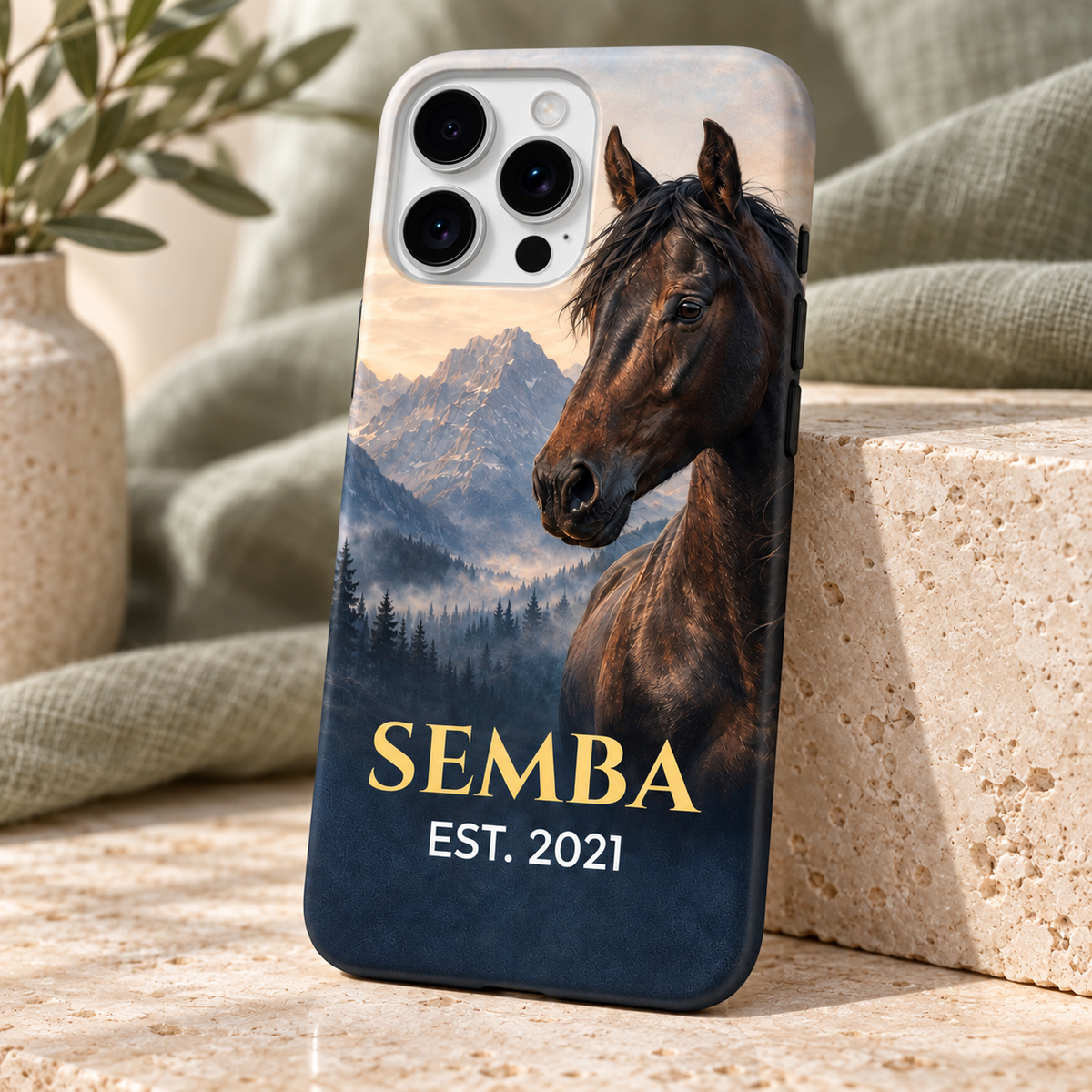Vue rapprochée de trois quarts de la coque cheval des montagnes SEMBA sur fond sauge.