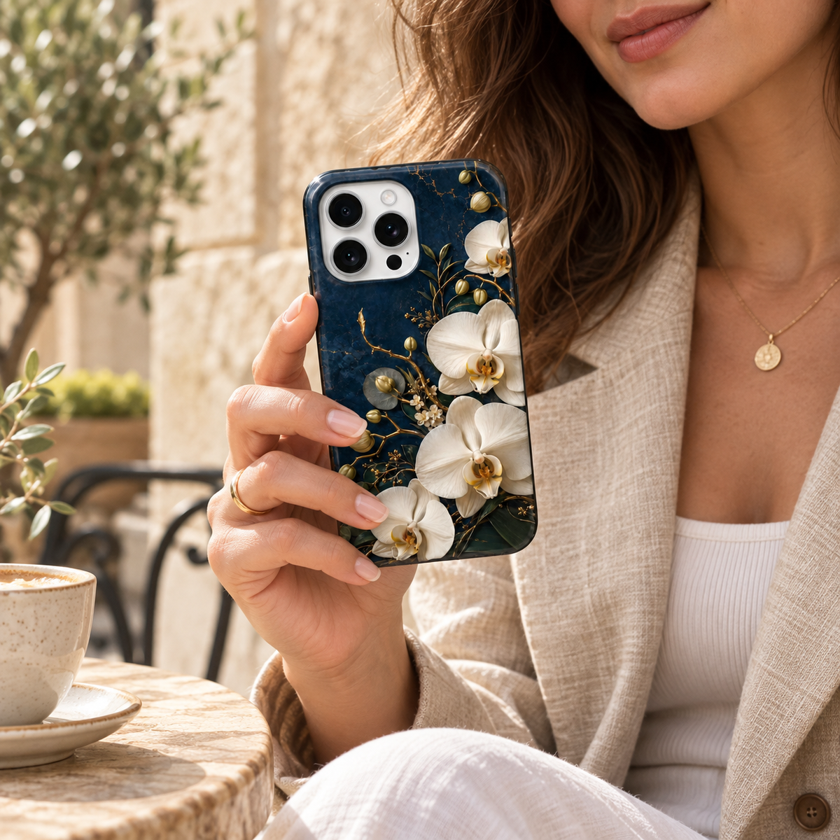 Coque Orchidées de nuit à orchidées ivoire imprimées sur fond bleu nuit, tenue en main.