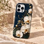 Coque Orchidées de nuit présentée sur du travertin dans une lumière naturelle.