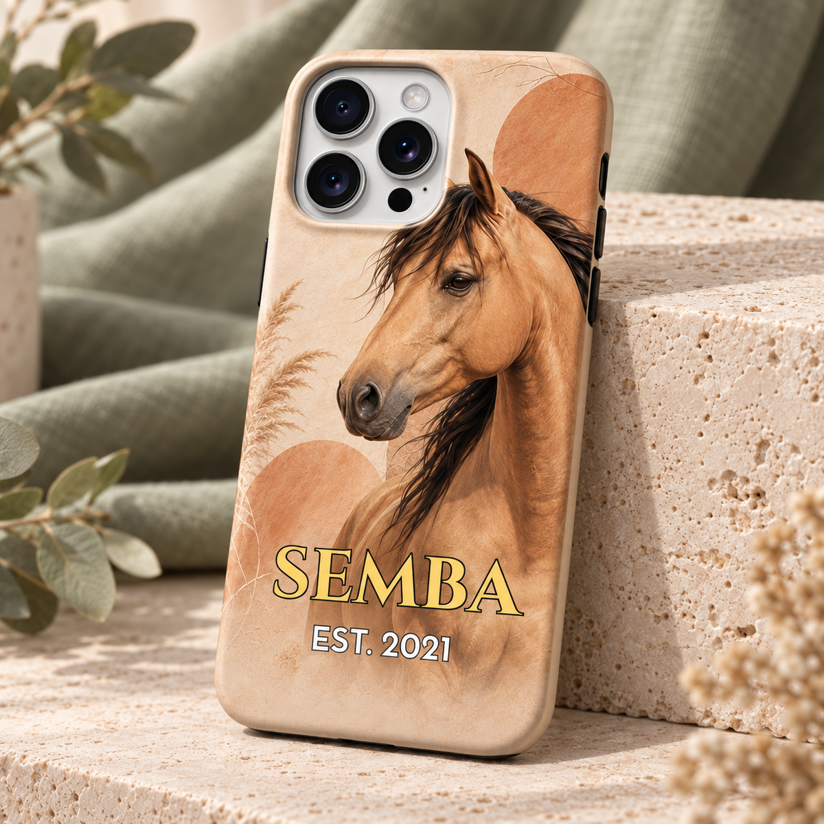 Vue de trois quarts de la coque cheval bohème SEMBA et de ses détails imprimés.
