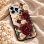 Vue rapprochée du motif de roses bordeaux et ivoire imprimé sur la coque lisse.