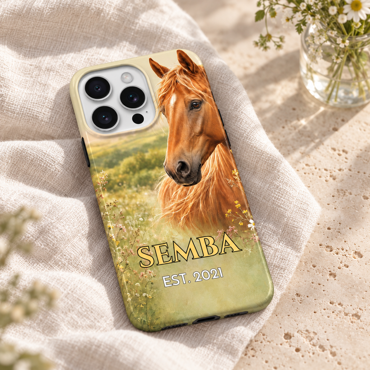 Coque Cheval de printemps personnalisée SEMBA, EST. 2021, posée sur du lin crème.