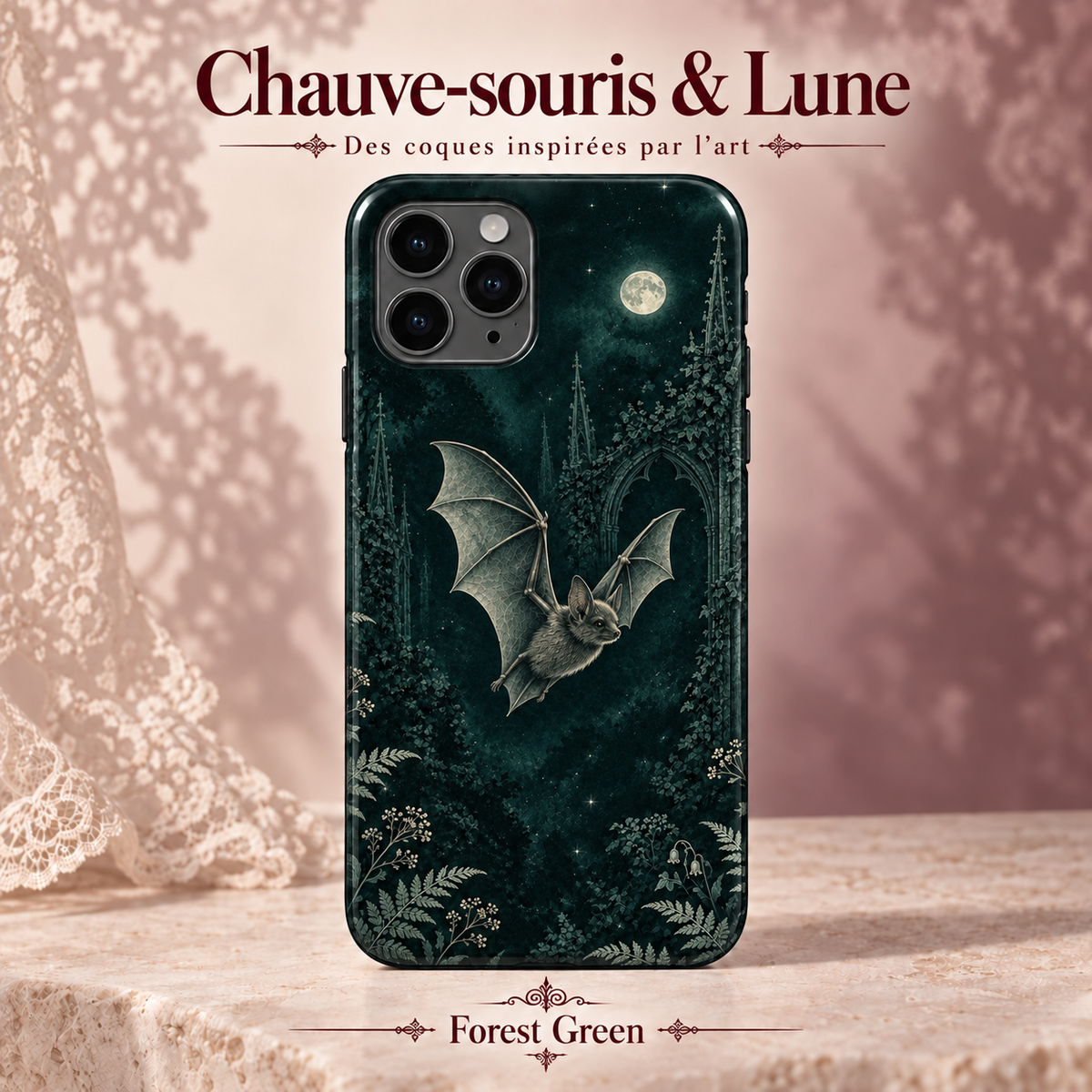 Chauve-souris & Lune — Forest Green — coque illustrée sur fond rose poudré et dentelle