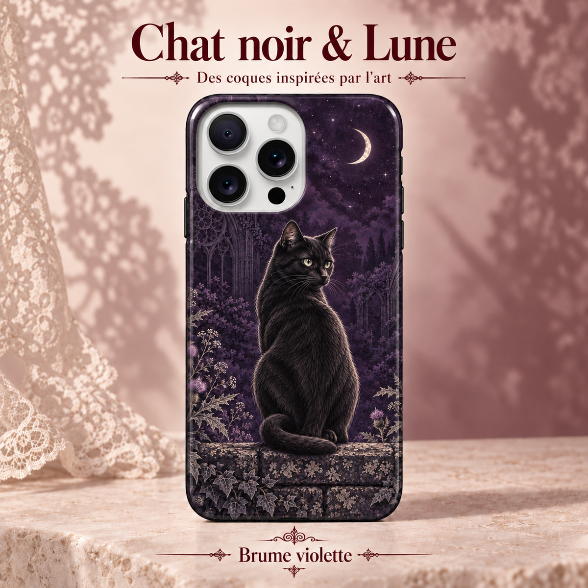 Chat noir & Lune — Brume violette — coque illustrée sur fond rose poudré et dentelle