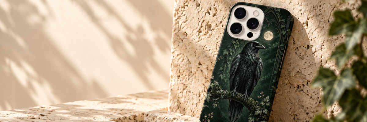 Coque Corbeau & Lune, motif Vert forêt, sur une pierre de travertin